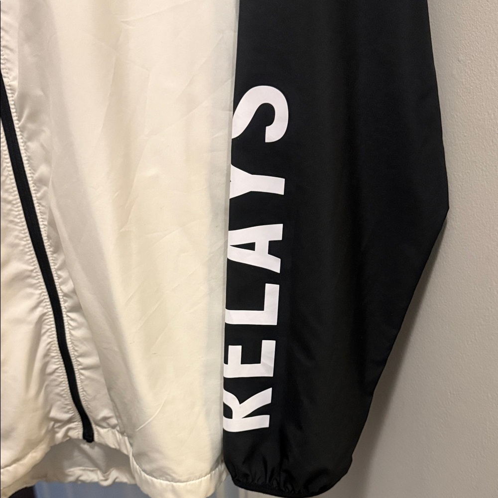 Nike Men’s Black & White Hooded Windbreaker with Sleeve Graphics - Picture 6 of 7